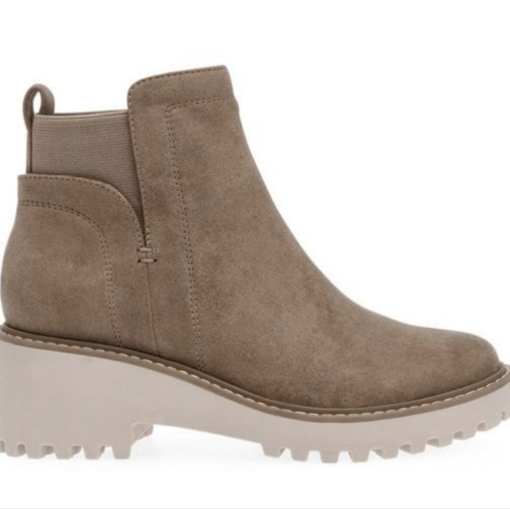 DV by Dolce Vita introduces the Rango. Women's size 6.5